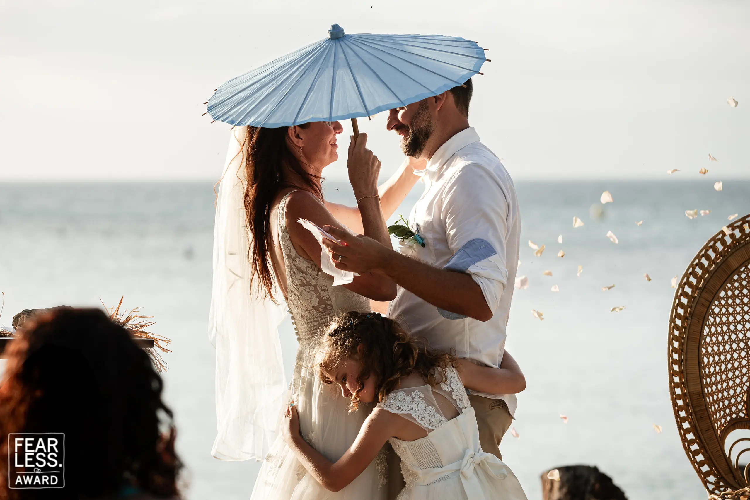 Fotografía de boda premiada en Madrid - Nolwenn Guilbert - Emotiva ceremonia con sombrilla azul