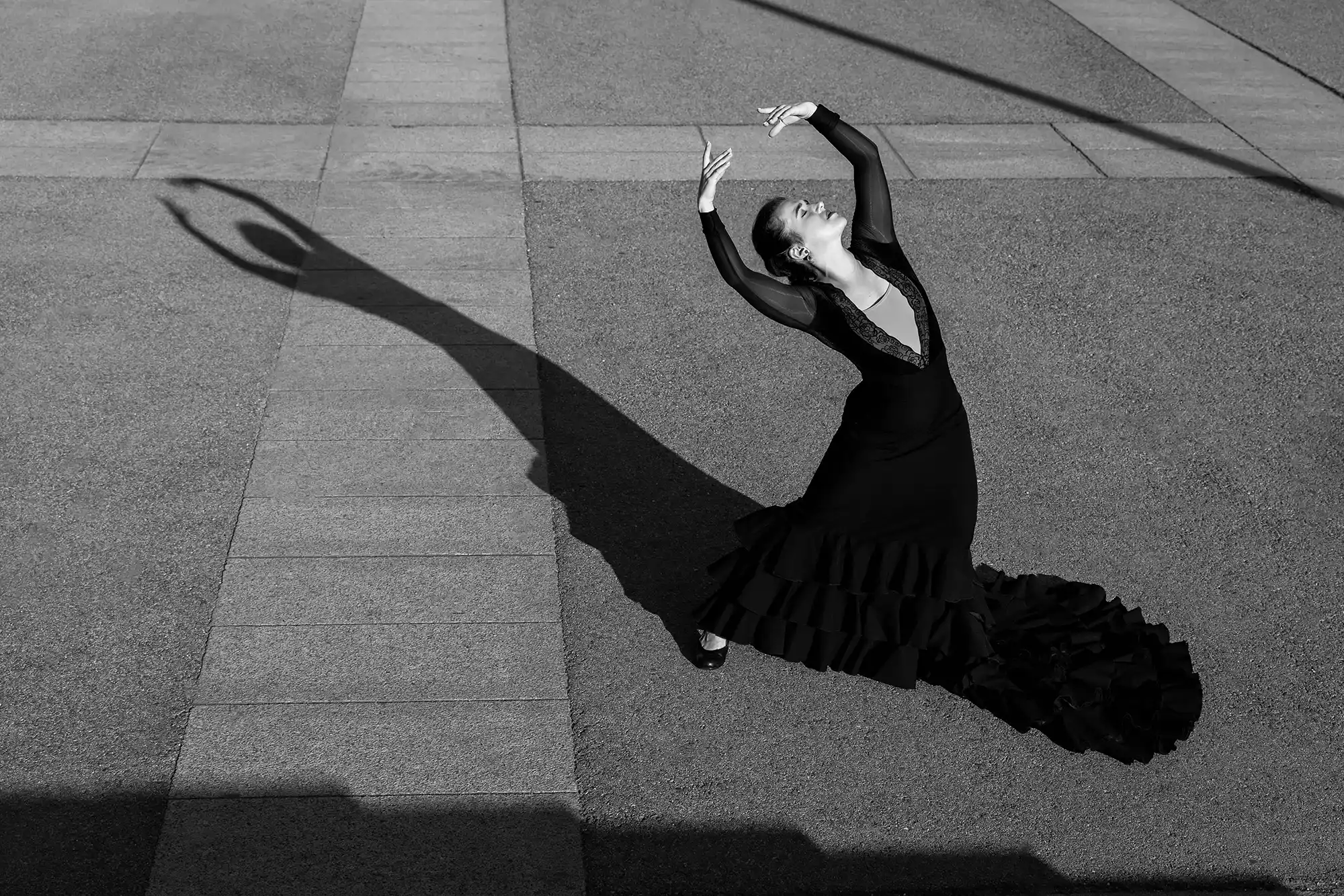 Fotografía artística de danza en Madrid - Bailarina de Flamenco en blanco y negro y sombras gráficas.