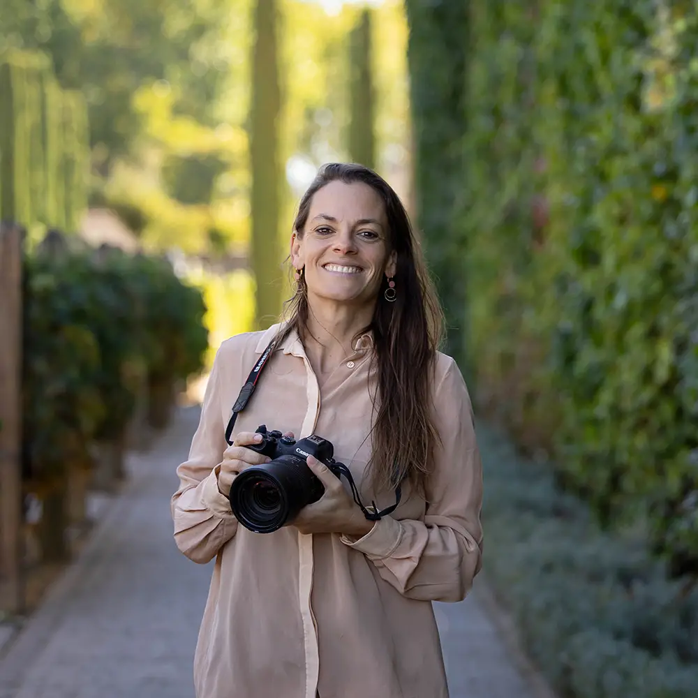 Portrait professionnel de Nolwenn Guilbert, photographe trilingue à Madrid, spécialisée en branding et mariages.
