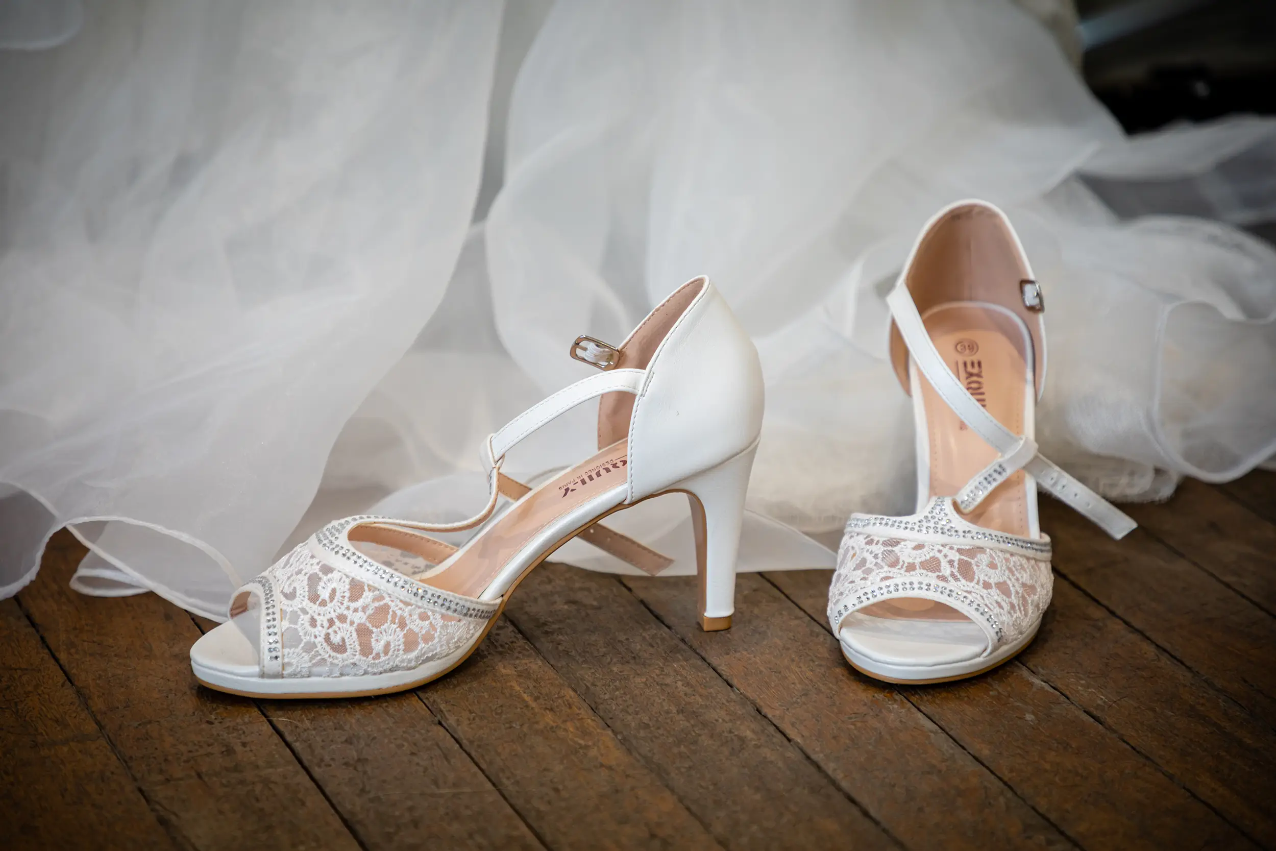 photographie des details chaussures et robe de mariée